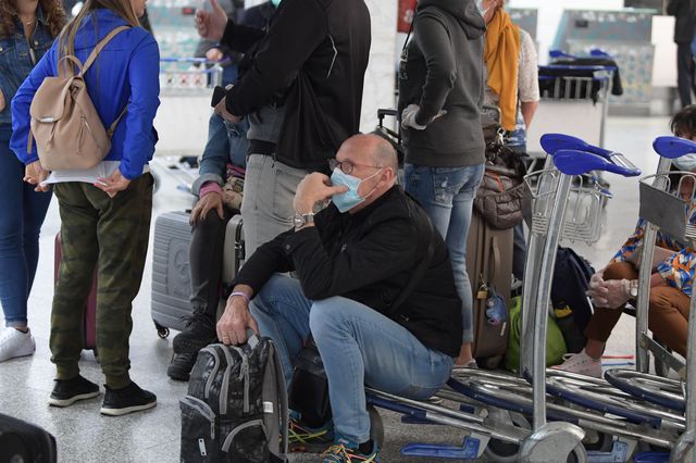 Un touriste français à l'aéroport de Tunis Carthage le 16 mars.