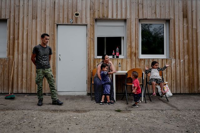 Des familles roms devant une maison préfabriquée dans un village d'insertion, le 6 septembre 2018 à Saint-Genis-les-Ollières, près de Lyon. (illustration)