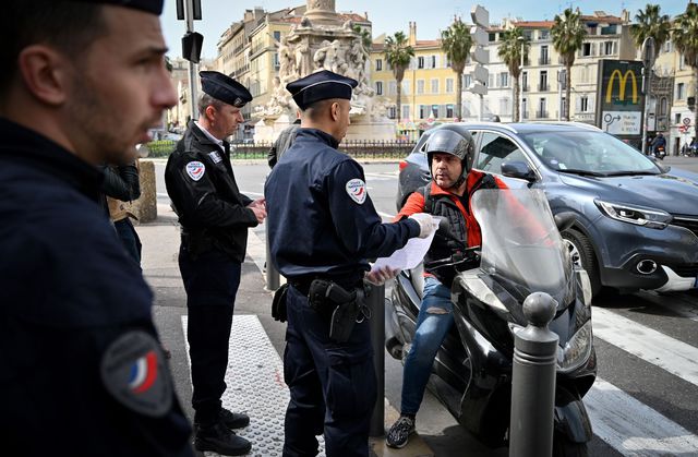 Des policiers procèdent à un contrôle dans le cadre du confinement à Marseille, sans protections. (illustration)