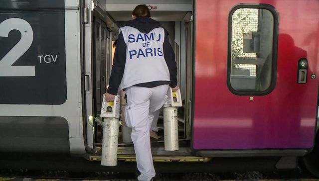 Un médecin du Samu pénètre dans le TGV médicalisé. (illustration)