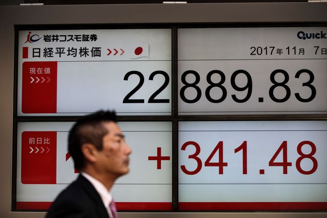 Des écrans indiquant les évolutions de la Bourse de Tokyo, le 7 novembre 2017, dans la capitale nippone. (illustration)