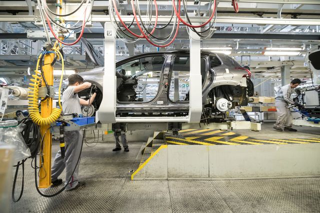 Une chaîne d'assemblage à l'usine de PSA Peugeot Citroën, le 9 avril 2019 à Mulhouse