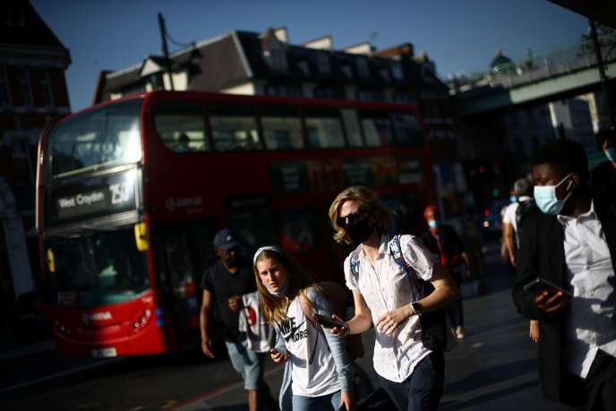 Boris Johnson va encourager les Britanniques à travailler chez eux et souhaite réduire les horaires d’ouverture des bars et restaurants dans l’espoir d’endiguer une deuxième vague d’épidémie de Covid-19 au Royaume-Uni.