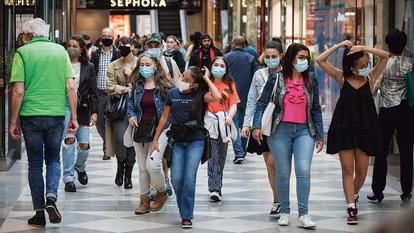 Une galerie commerciale parisienne, en juillet. Au sortir du confinement, environ 10 % de la population adulte était infectée par le Covid-19 en Île-de-France.