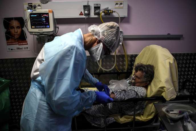 Une infirmière s’occupe d’une femme âgée, qui pourrait être infectée, à l’hôpital André-Grégoire, à Montreuil (Seine-Saint-Denis), le 15&nbsp;octobre.