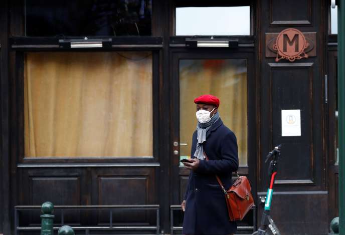 Devant un bar fermé, dans le centre de Bruxelles, le 16 octobre.