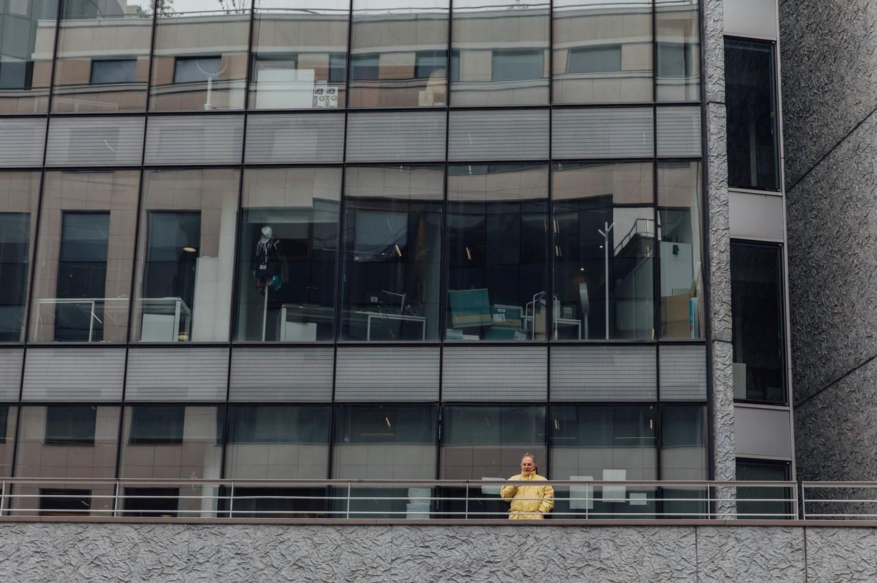 Un employé fume, seul, sa cigarette sur le balcon d’un bureau à Val-de-Seine./LP/Valentin Cebron