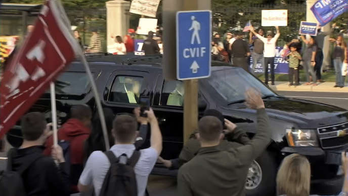 Les sympathisants de Donald Trump saluent le président américain près de l’hôpital de Bethesda, dimanche 4 octobre.