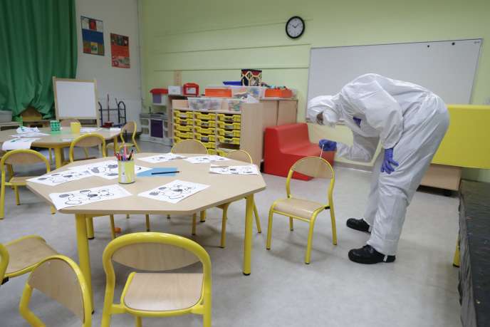 Un pompier de Marseille, portant une combinaison de protection, prélève des échantillons dans une école, dans le cadre de l’opération «&nbsp;Comete&nbsp;», pour détecter des traces de Covid-19, le 22&nbsp;septembre&nbsp;2020.