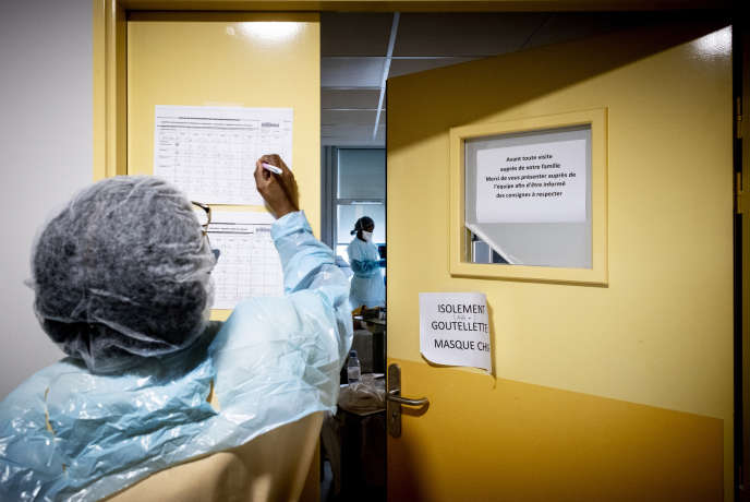 Deux infirmières rendent visite aux patients atteints du Covid-19, à l’hôpital&nbsp;André-Grégoire à Montreuil, le 16 octobre.