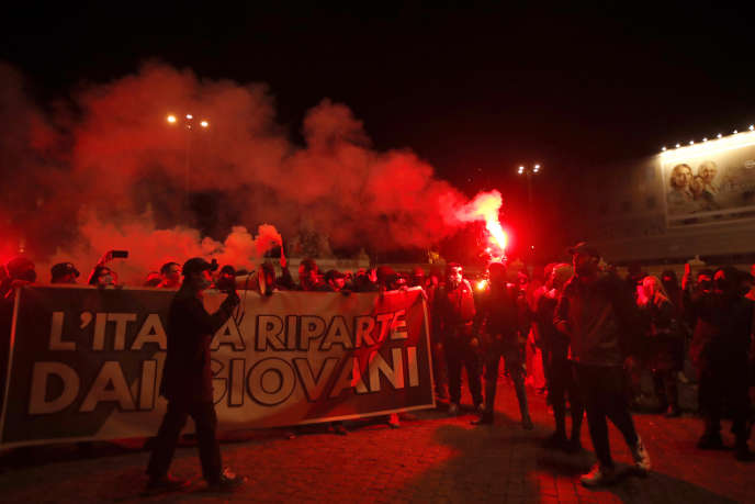 Des manifestants protestent contre les mesures de restrictions imposées par le gouvernement italien pour enrayer la propagation de l’épidémie de Covid-19, à Rome (Italie), le 27 octobre 2020.