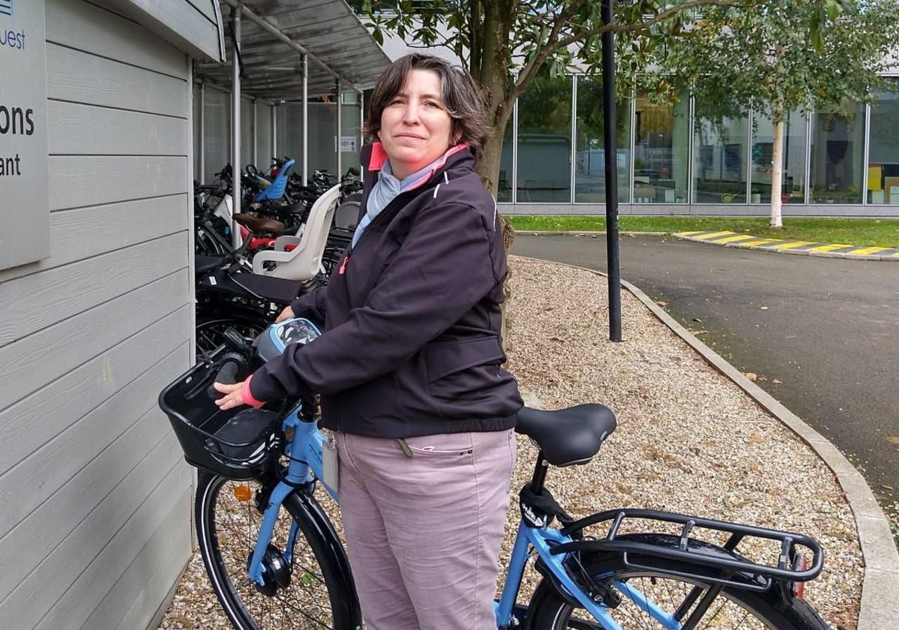 Alexia a abandonné les transports en commun, au profit du vélo. Elle va de Saint-Cloud à Courbevoie (Hauts-de-Seine) pour éviter le T2 bondé.￼LP/J.V.