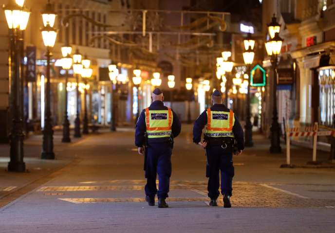 Des policiers patrouillent pendant le couvre-feu nocturne imposé par le gouvernement hongrois alors que la propagation du Covid-19 se poursuit, à Budapest, le 11&nbsp;novembre&nbsp;2020.