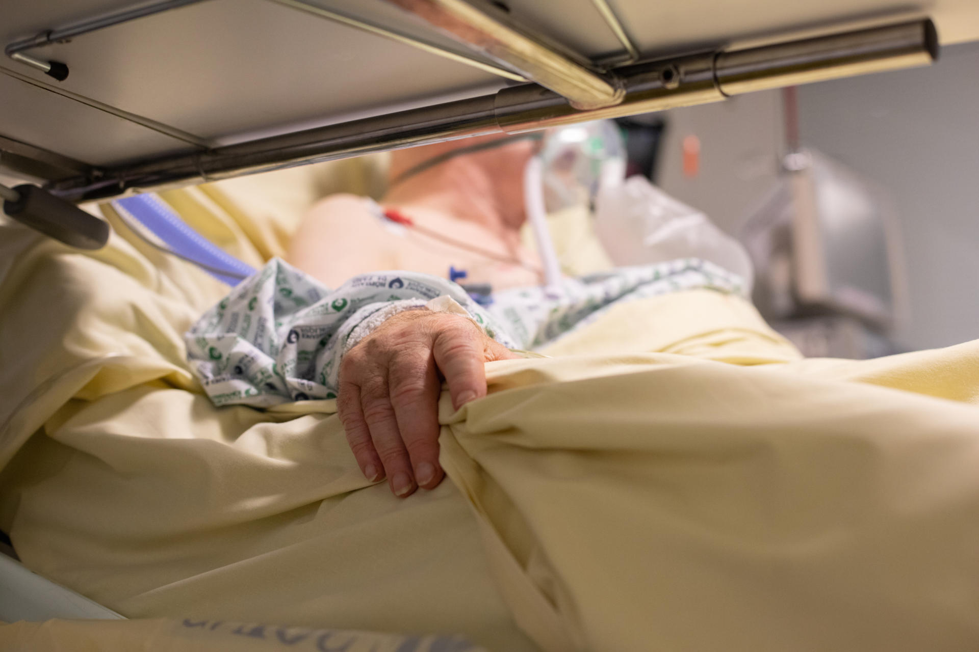 Service de réanimation de l’hôpital Bichat, à&nbsp;Paris, le 10 novembre. Jean-Claude, 78 ans, retraité, malade du Covid-19.
