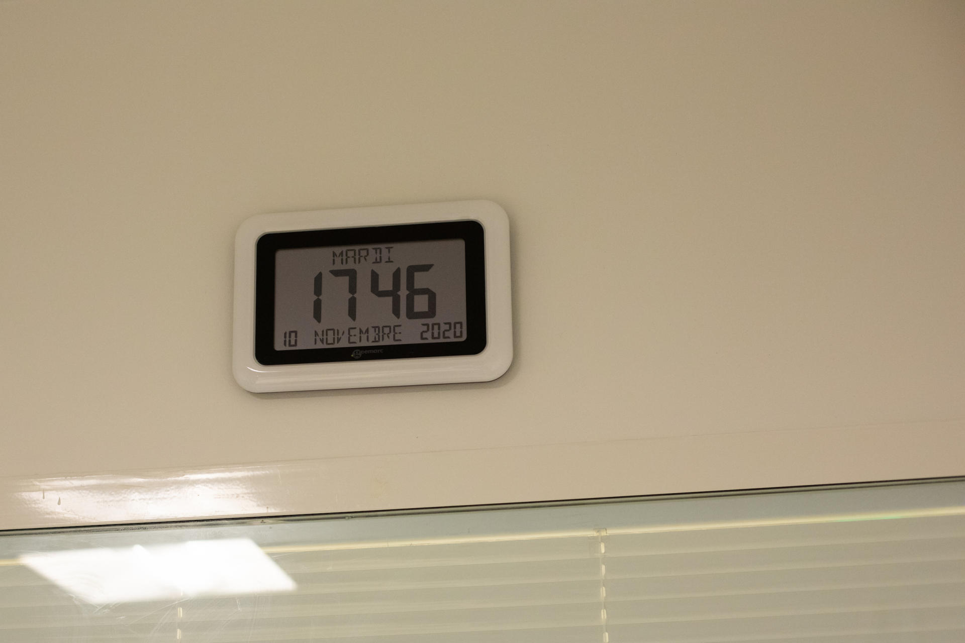 Service de réanimation de l’hôpital Bichat, à&nbsp;Paris, le 10 novembre. Une horloge en face du lit d’un patient. Le temps est long dans cet environnement lumineux et bruyant.