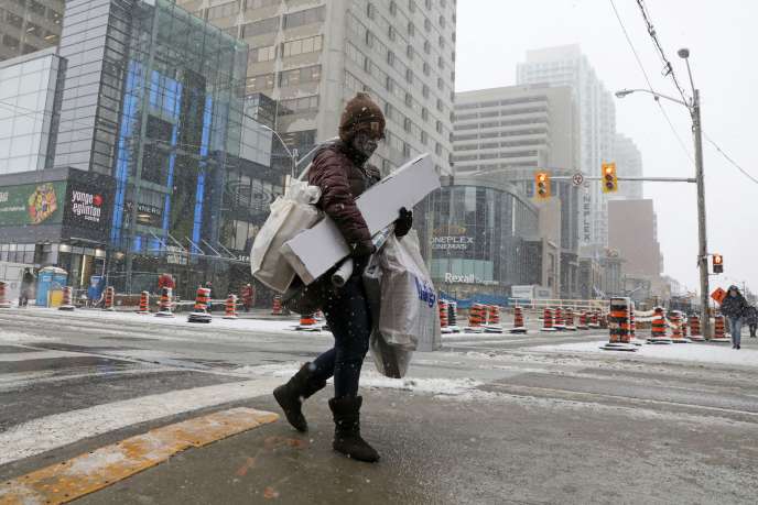 Dans les rues de Toronto, dimanche 22 novembre, à la veille d’un confinement de vingt-huit jours.