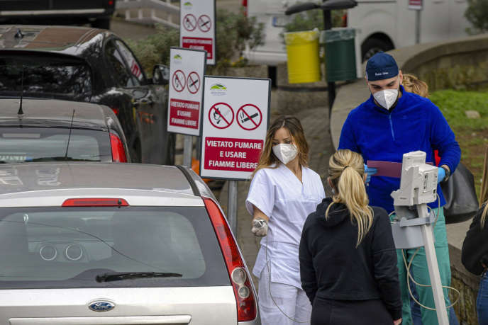 A Naples, où le système hospitalier est débordé, des files d’attente se forment devant les urgences, et les infirmières soignent certains patients dans leur voiture.