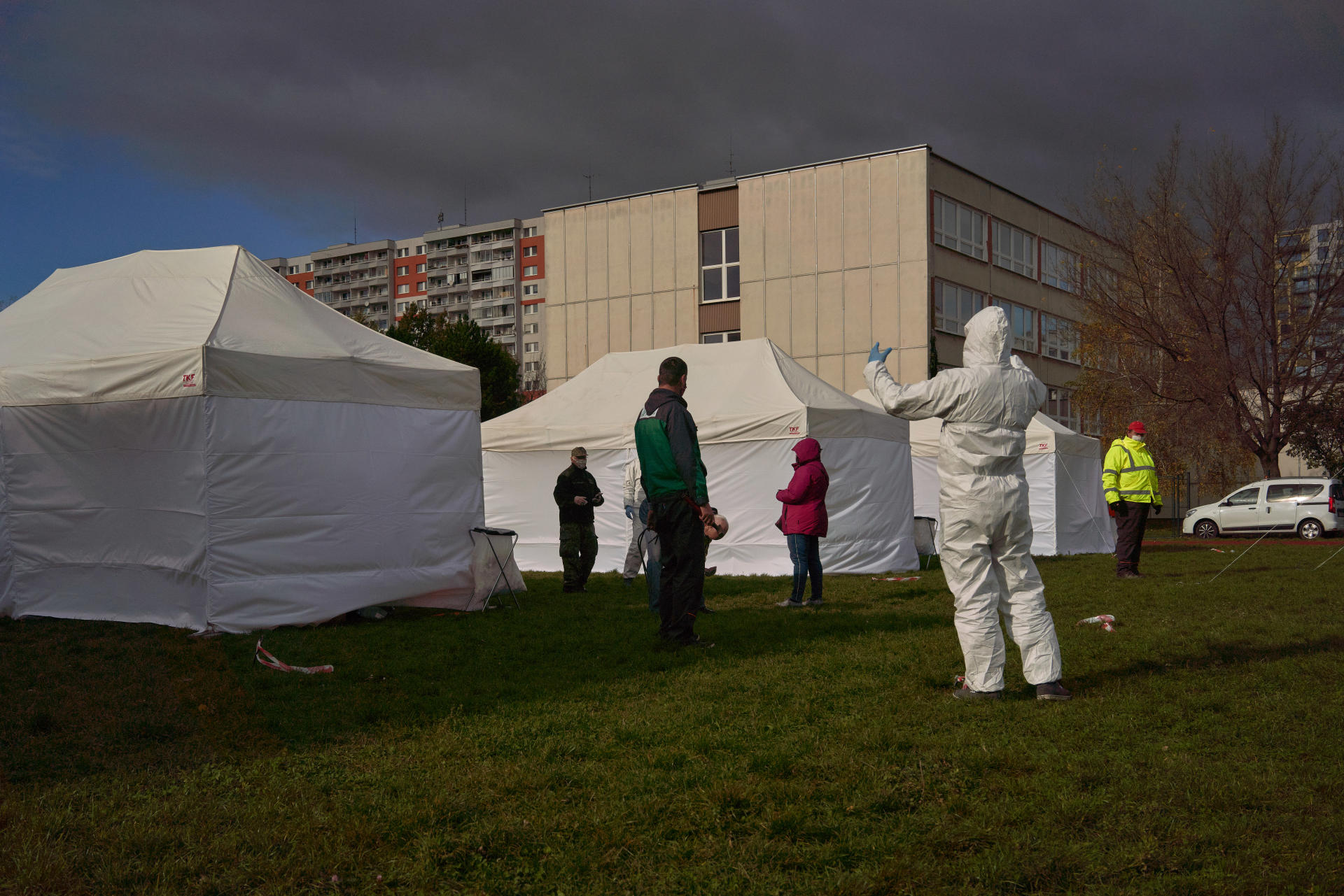 Lors de la campagne nationale slovaque de test au Covid-19, ici sur le terrain de sport d’une école de Bratislava, le 31 octobre.