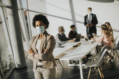 Réunion dans un bureau avec personnes masquées