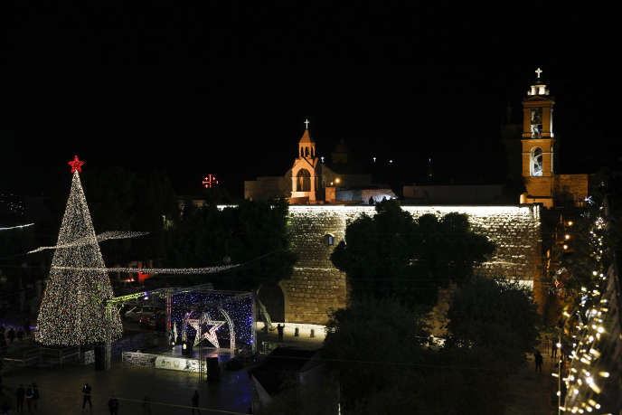 L’arbre de Noël à l’extérieur de la basilique de la Nativité, traditionnellement considérée par les chrétiens comme le lieu de naissance de Jésus-Christ, dans la ville de Bethléem, en Cisjordanie, le 5 décembre.