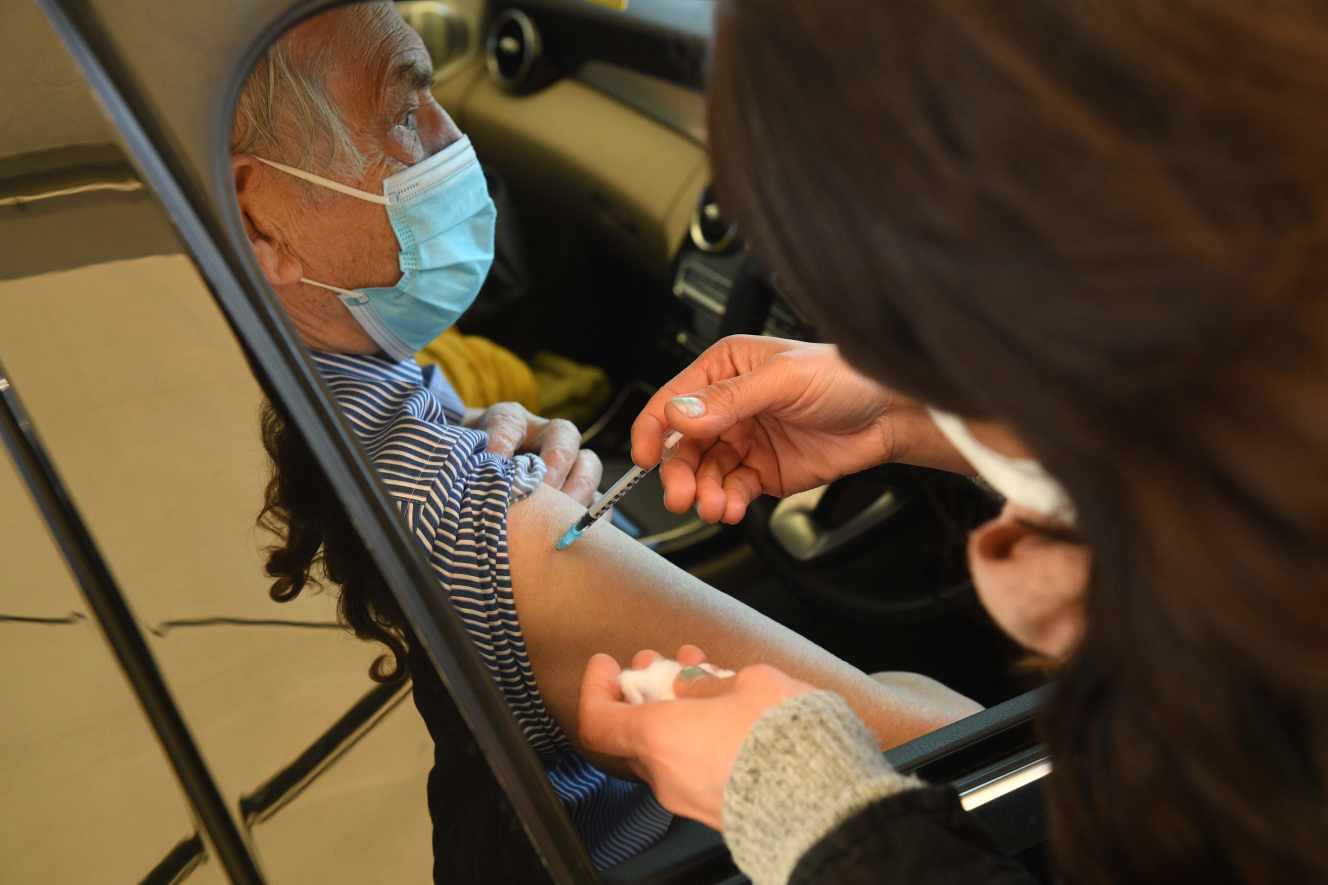 Dans un drive-in consacré à la vaccination contre le Covid-19, à Hyde, près de Manchester, le 16 décembre 2020.