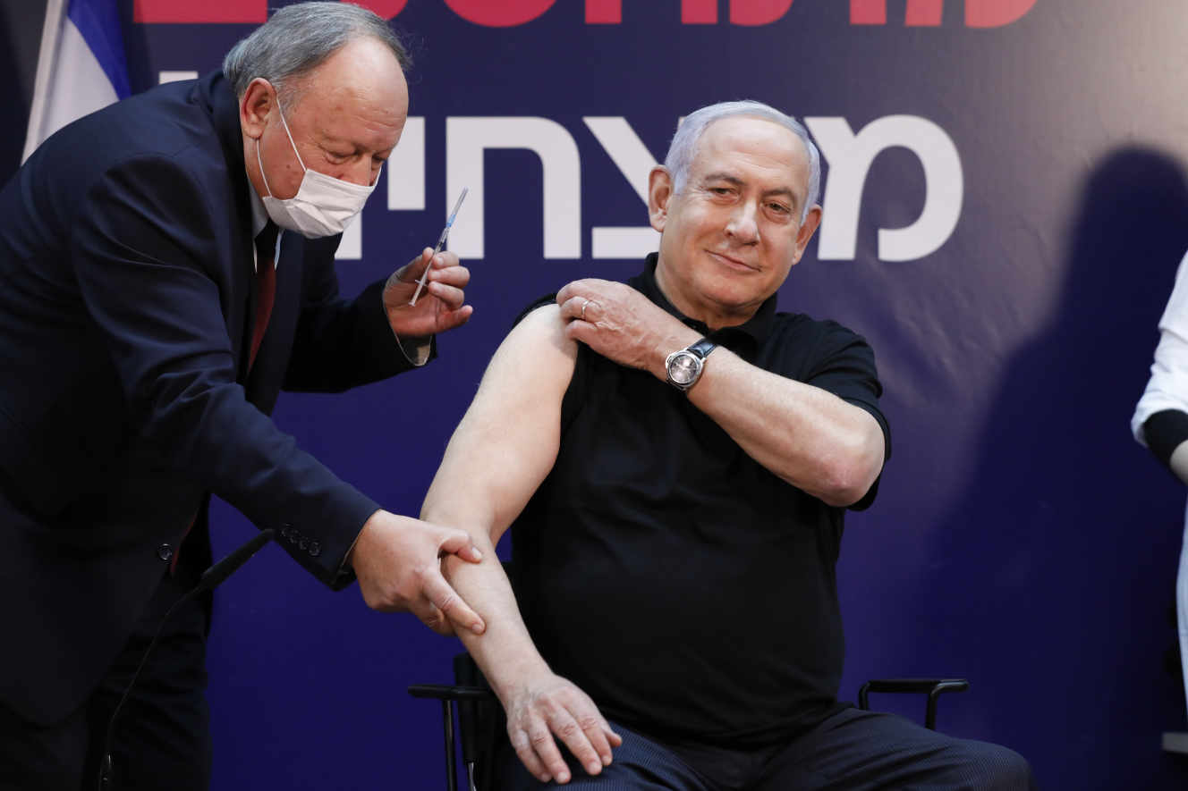 Le premier ministre israélien, Benyamin Nétanyahou, lors de sa vaccination contre le Covid-19, samedi 19 décembre, au centre médical ChaimSheba à Ramat Gan, près de Tel-Aviv.