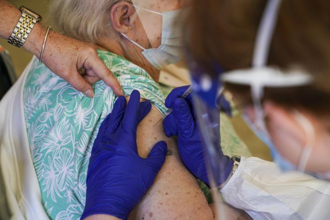 Une femme de 90 ans reçoit le vaccin de Pfizer contre le Covid-19, le 18 décembre en Floride, aux Etats-Unis.