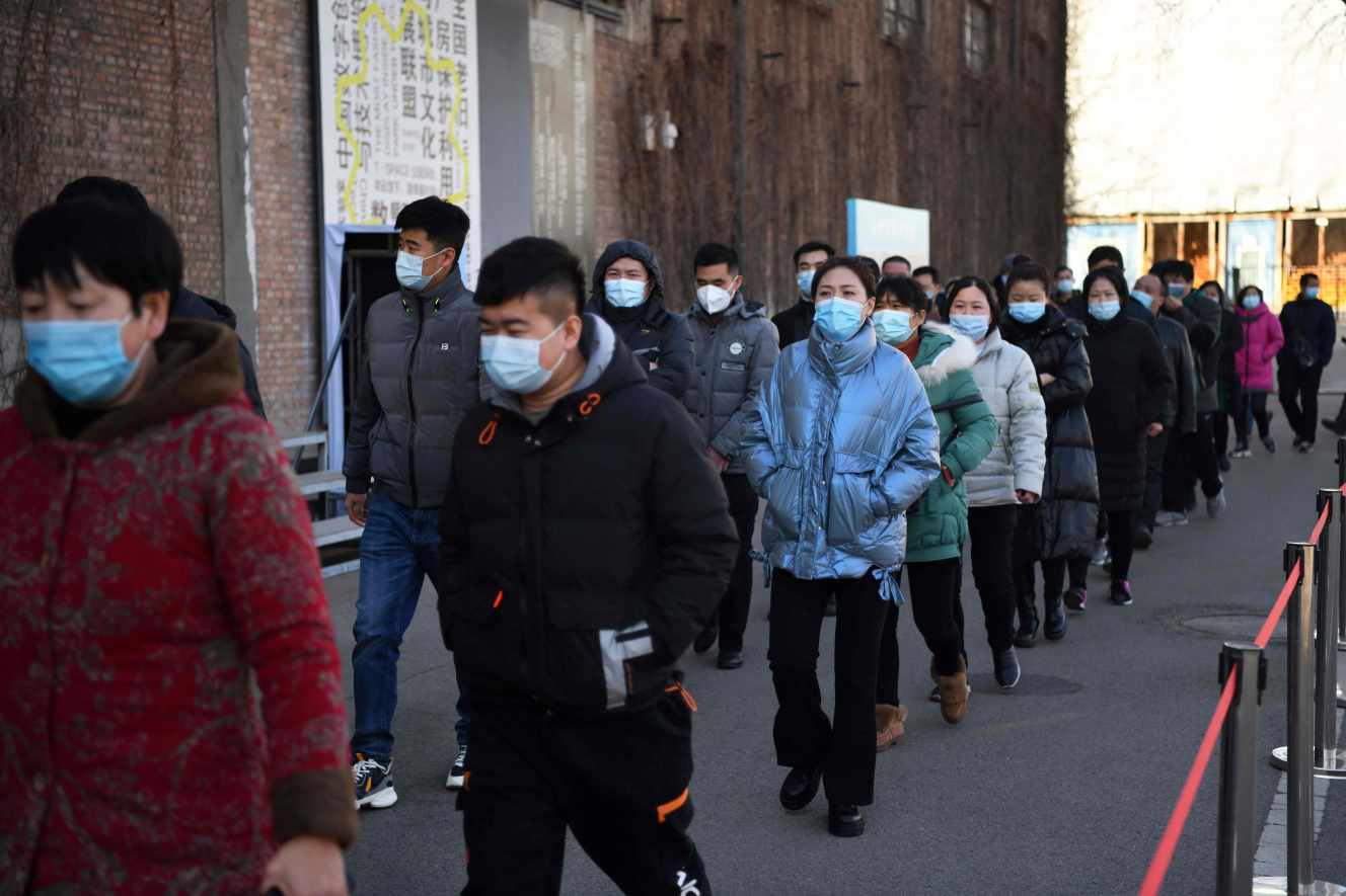 Des habitants de Pékin font la queue pour se faire vacciner contre le Covid-19 en prévision du Nouvel An chinois, à Pékin, le 4 janvier.