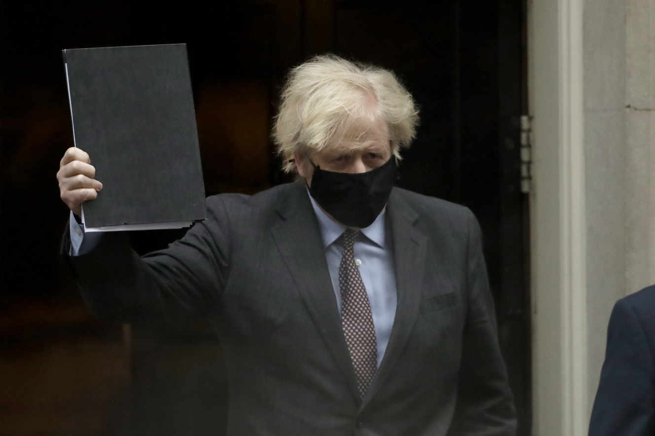 Le premier ministre britannique, Boris Johnson, quitte le 10 Downing Street pour se rendre au Parlement, à Londres, le 22 février.