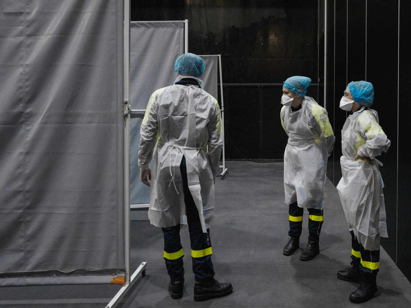 Des secouristes chargés de faire des tests de dépistage au Covid-19, au palais des congrès de Dunkerque (Nord), le 18 février 2021.