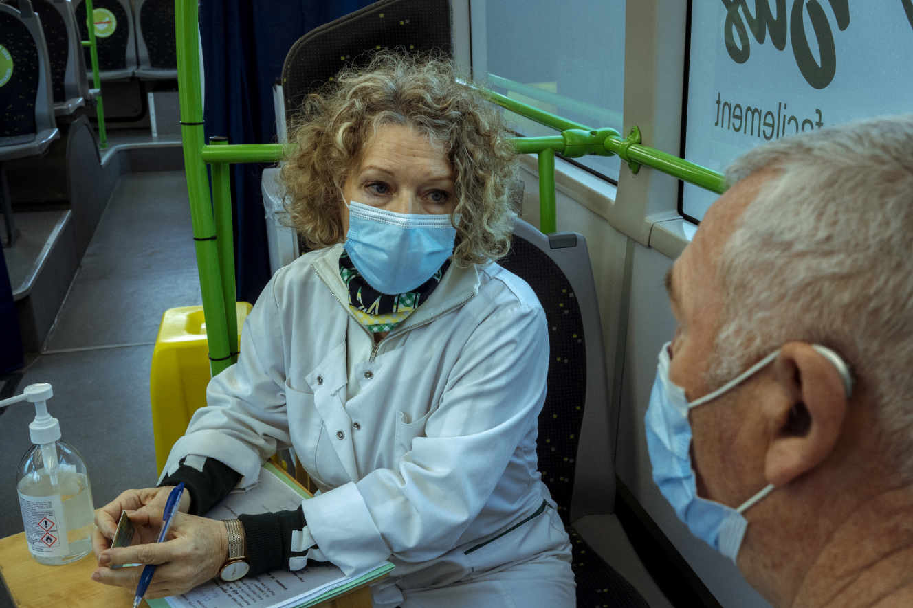 Nadine, « médecin commandant » sapeur pompier, fait passer à tous les patients un entretien afin de vérifier qu’ils sont en mesure de recevoir le vaccin. Le vaccibus sillonne les communes rurales de la Marne afin d’apporter le vaccin contre la Covid-19 aux habitants les plus reculés. Chalons sur Vesle, le 3 février 2021.
