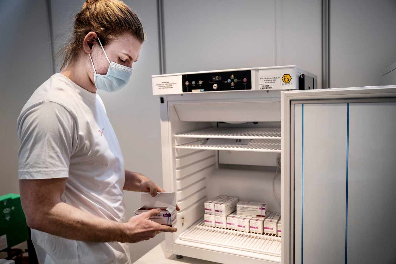 Un membre de l’équipe d’un centre de vaccination à Copenhague, au Danemark, le 11 février 2021.