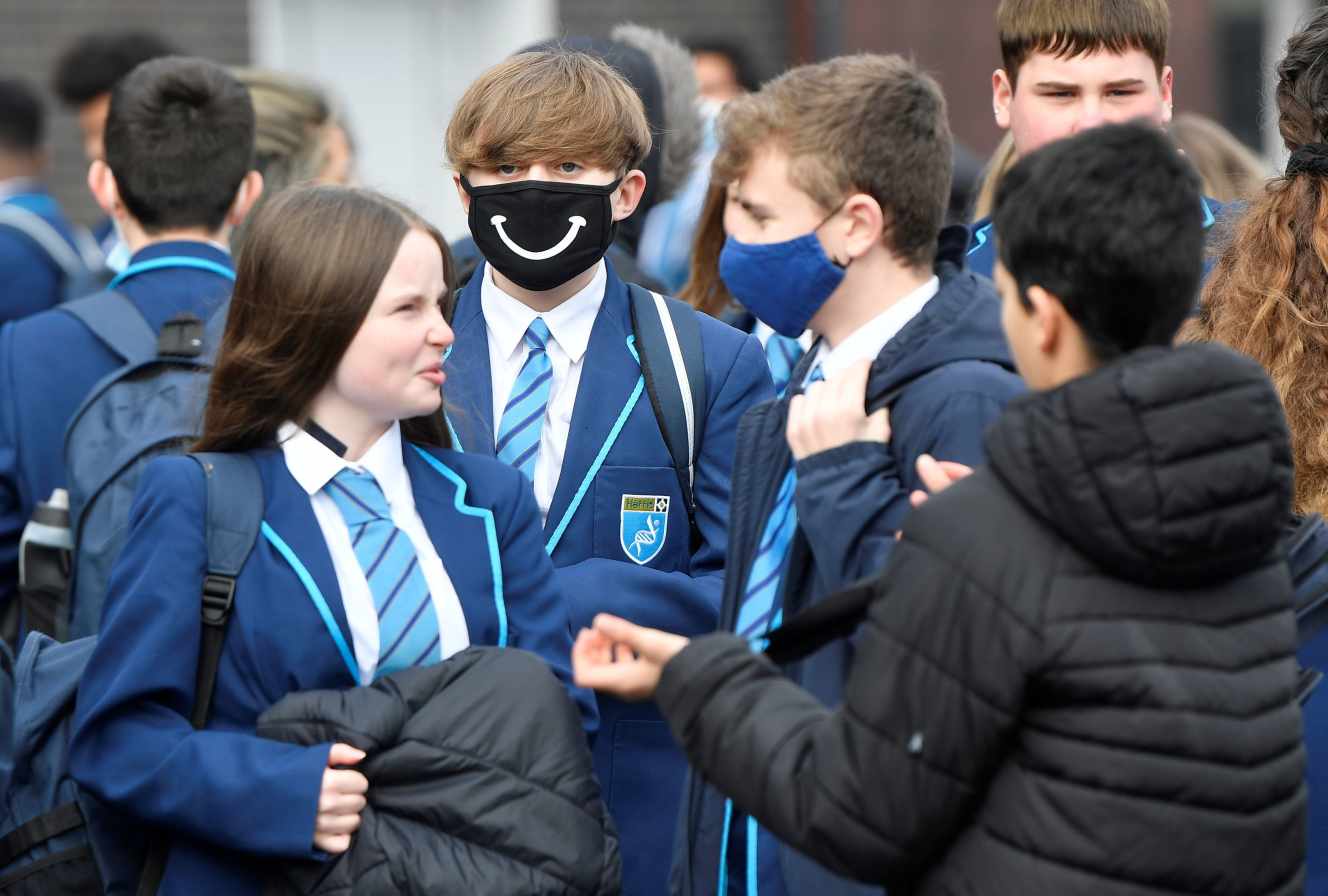 Les élèves se détendent pendant la pause du premier jour de leur rentrée, à la Harris Academy Sutton, au sud de Londres, au Royaume-Uni, le 8 mars.
