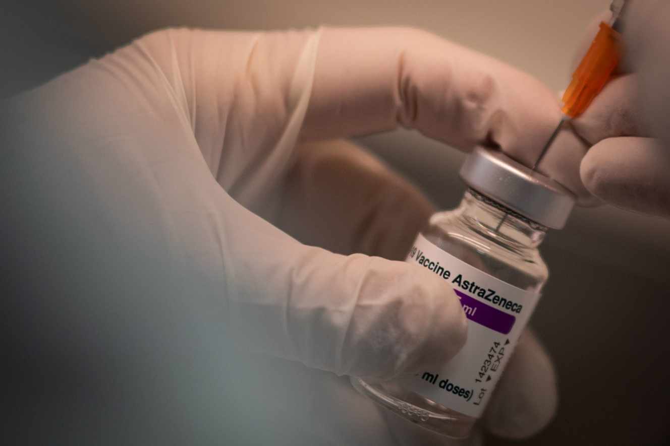 Un pharmacien prépare une dose du vaccin d’AstraZeneca contre le Covid-19, à Nantes en mars 2021.