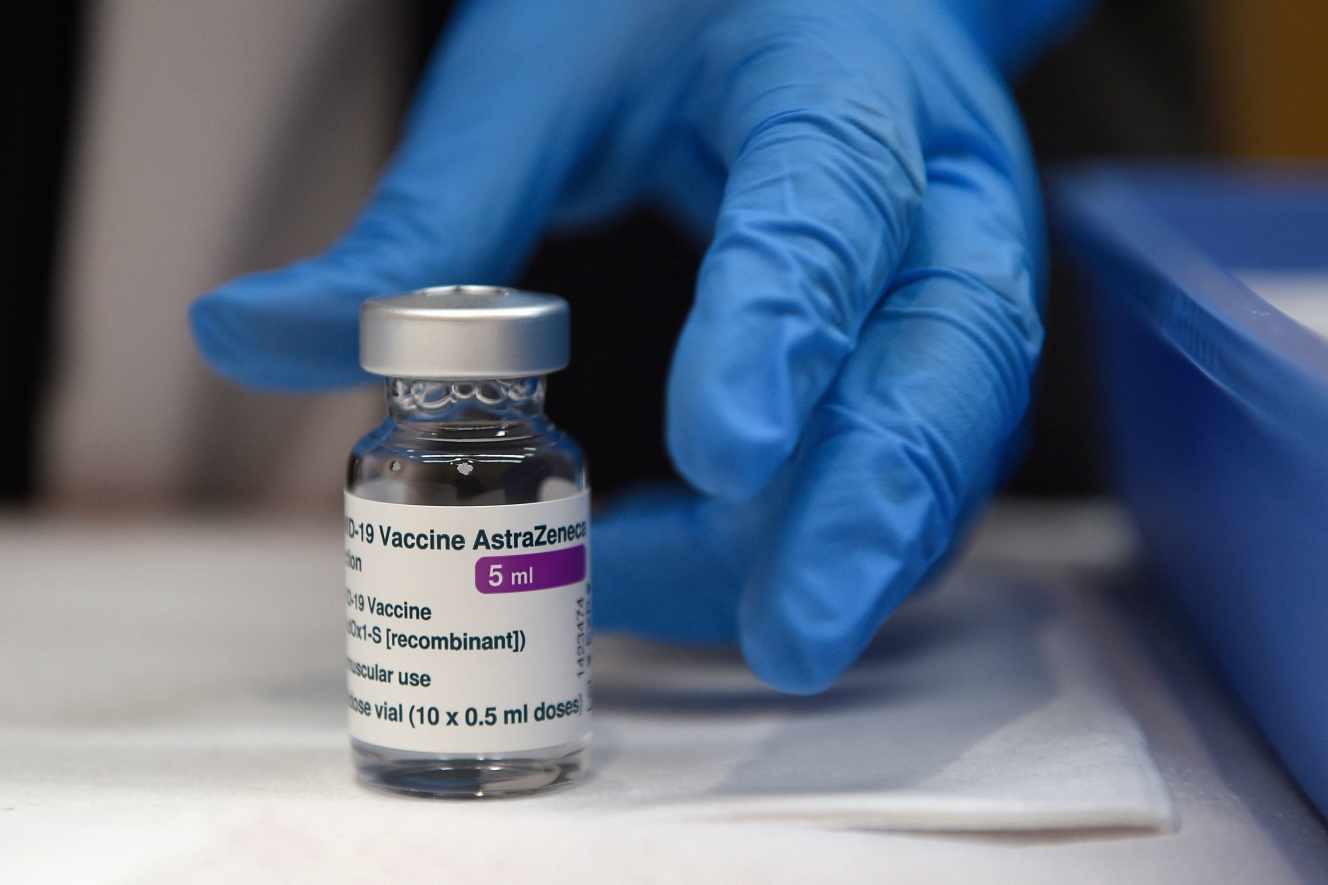 Une infirmière prend un flacon d’AstraZeneca à Vigo, en Espagne, le samedi 13 mars 2021.