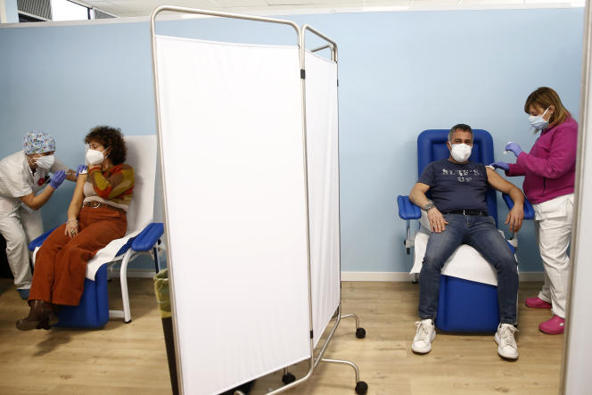 Vaccination avec le vaccin AstraZeneca, à Rome, le 22 février.