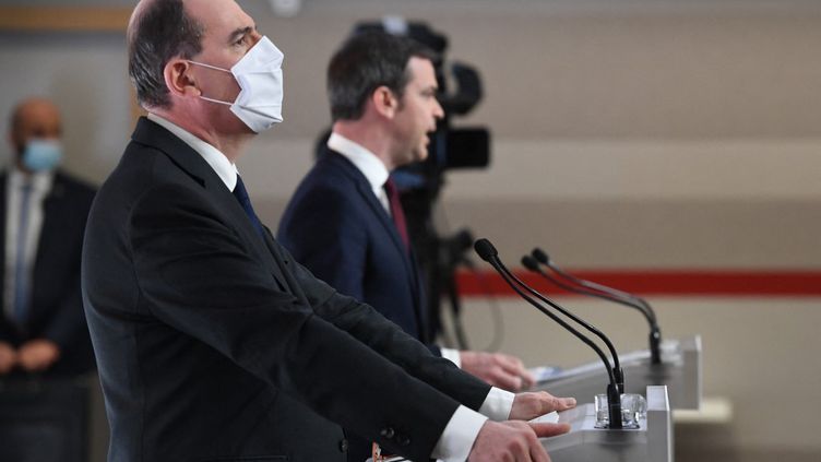 Le Premier ministre, Jean Castex (au premier plan), et le ministre de la Santé, Olivier Véran, lors d'une conférence de presse, à Paris, le 4 mars 2021. (ALAIN JOCARD / AFP)