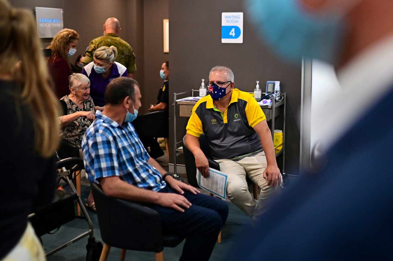 Le premier ministre australien, Scott Morrison (à droite), dans un centre de vaccination à Sydney, le 21 février.