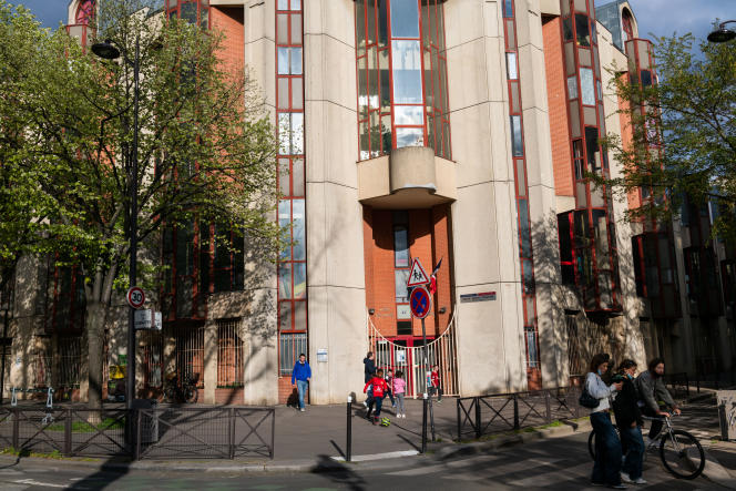 Devant l'école maternelle Hôpital Saint-Louis dans le 10ème arrondissement de Paris, le 7 avril.
