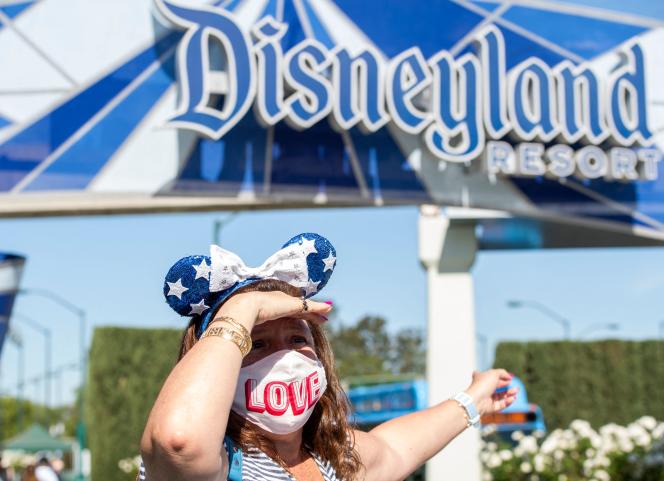 Une visiteuse du parc d’attractions Disneyland lors du premier jour d’ouverture depuis mars 2020, le 30 avril, à Anaheim (Californie).