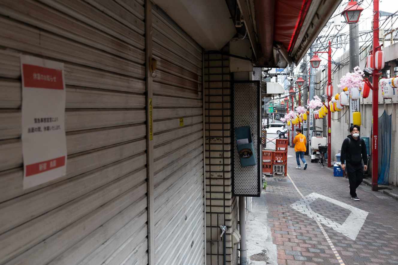 Des magasins fermés dans le quartier de Shinjuku, à Tokyo (Japon), le 7 mai.