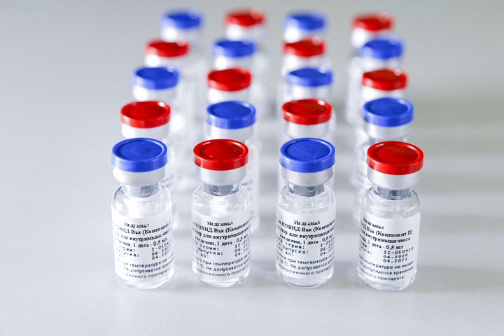 Dès le 6 août 2020, les autorités russes mettent en scène les premières doses de leur vaccin, au couleur du drapeau russe. (HANDOUT / RUSSIAN DIRECT INVESTMENT FUND)