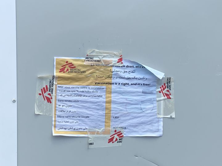 Une affiche de Médecins sans frontières indique la gratuité de la vaccination, à l'entrée de son centre de La Villette, dans le 19e arrondissement de Paris, en juillet 2021.&nbsp; (RACHEL RODRIGUES / FRANCEINFO)