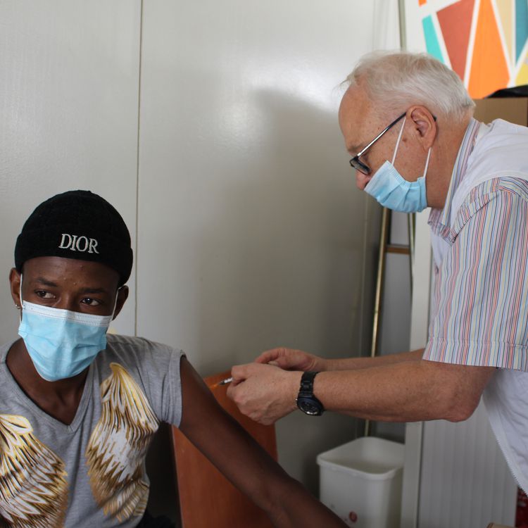 Une vaccination à la permanence de Médecins sans frontières, le 28 juillet 2021 à Paris. (PAOLO PHILIPPE / FRANCEINFO)