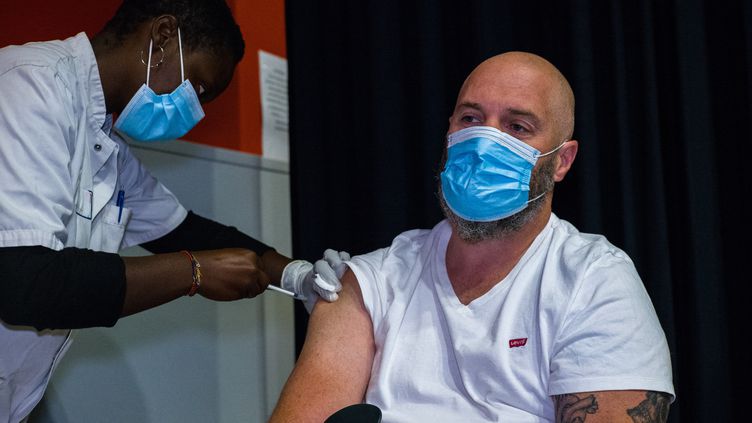 Un homme se fait vacciner à Moissac (Tarn-et-Garonne), le 4 août 2021. (PATRICIA HUCHOT-BOISSIER / HANS LUCAS)