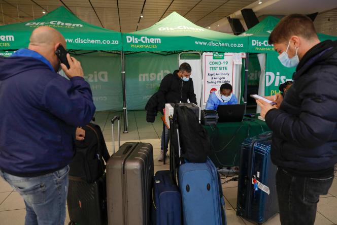 A l’aéroport international de Johannesburg, en Afrique du Sud, des voyageurs attendent pour réaliser un test PCR, le 27 novembre 2021.