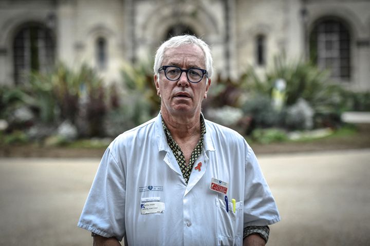 Gilles Pialoux dans la cour de l'hôpital Tenon à Paris, le 28 octobre 2020. (STEPHANE DE SAKUTIN / AFP)
