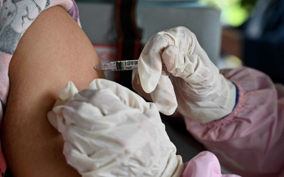 L'EMA, le régulateur européen a annoncé ce mardi qu'il lançait l'examen du vaccin espagnol HIPRA. ADEK BERRY / AFP