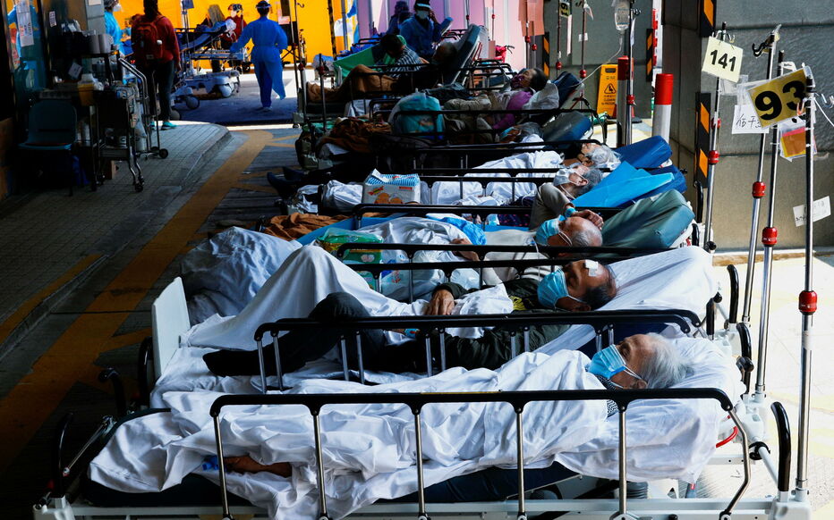 Des patients masqués sont pris en charge dans une zone de fortune à l'extérieur d'un hôpital, à Hongkong, le 2 mars 2022. REUTERS/Tyrone Siu