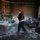 Femme dans sa maison touchée par un bombardement dans le district d'Osokorky dans le sud-est de Kiev en Ukraine, le 15 mars 2022.